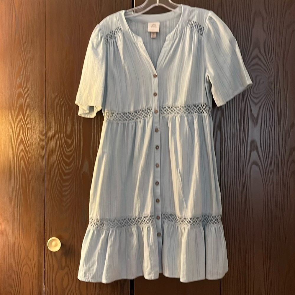 Knox Rose short sleeved pale blue dress with lace panels. Buttons on the front.M